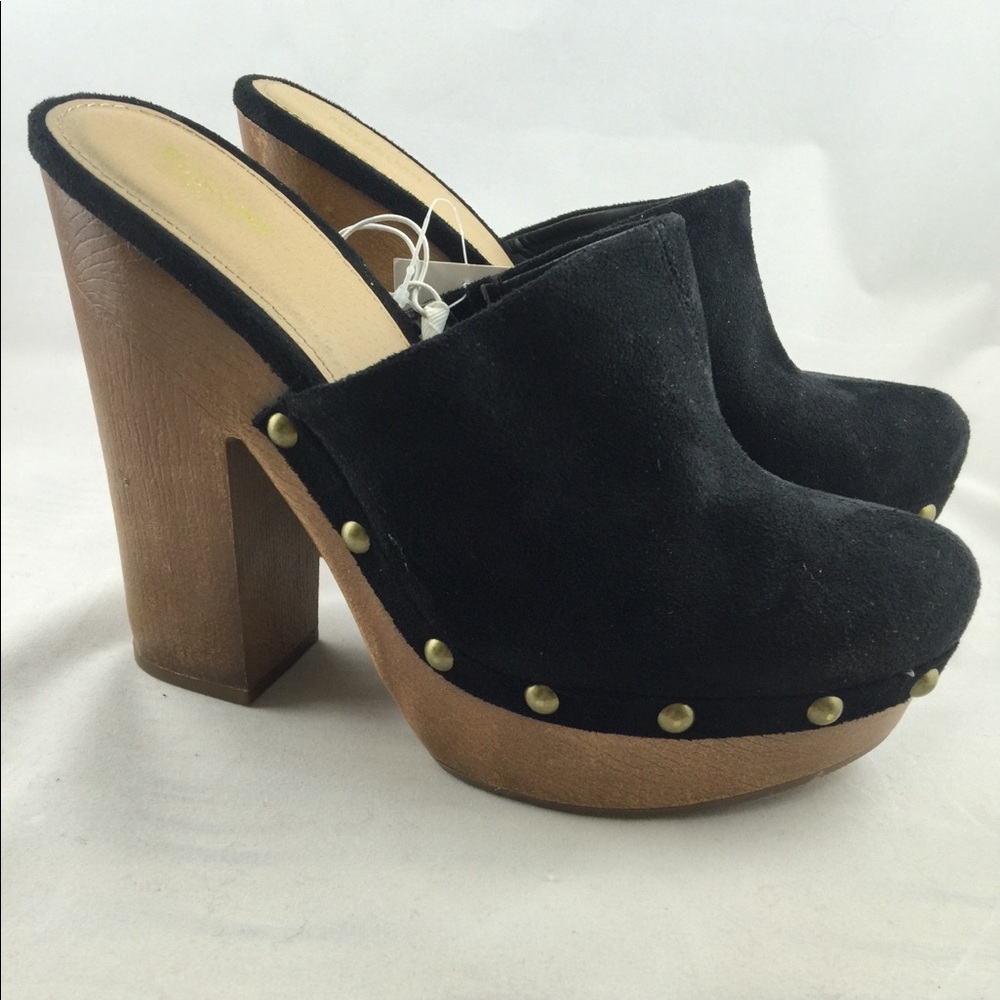 SOLD OUT Mossimo NEW faux suede, riveted clogs